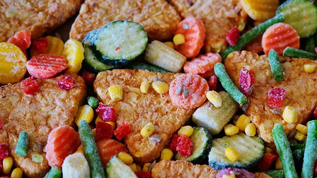 Legumes e empanados congelados em bandeja de freezer